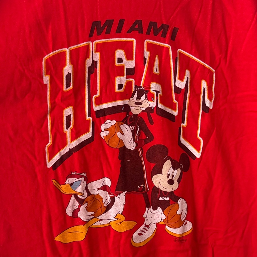 Disney junk food collab NBA Miami Heat T-Shirt with Characters NWT